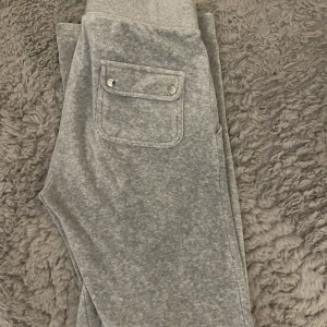 Juicy Couture byxor  - Juicy Couture byxor i använt men fint skick. Ej noppriga endast ett litet hål i bakfickan som knappt syns.  Både kofta och byxor 600 tsm