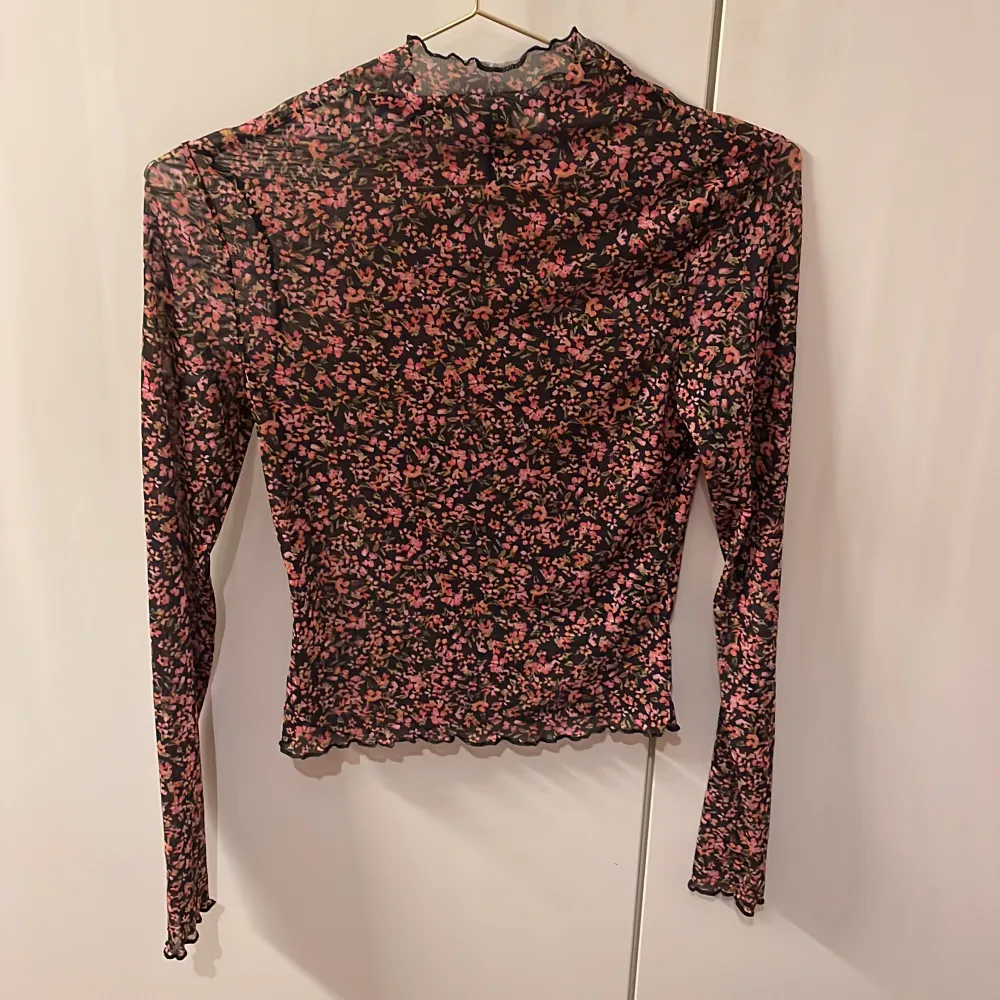 Säljer denna jättefina blommiga tröjan då den ser ut som intimissimi😂aldrig använd och är i exakt samma material! 💗💓. Toppar.