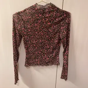 Säljer denna jättefina blommiga tröjan då den ser ut som intimissimi😂aldrig använd och är i exakt samma material! 💗💓