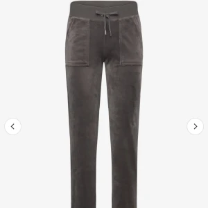 Mörkgråa Juicy byxor - Jag säljer dessa för dom kommer inte till användning längre. Jättesköna mjukisbyxor som är i hyfsat bra skick. Nypris 1200kr