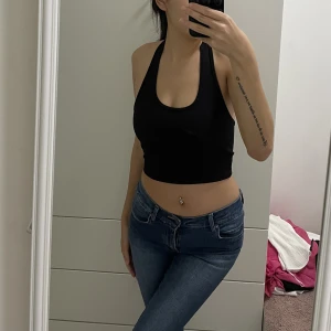Svart topp - Aldrig använd bara testad i butik. Sitter så bra på kroppen den är tajt och formar sig efter kroppen och bra material.