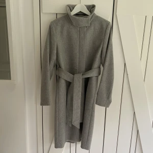 Kappa Tiger of Sweden - Stilren ullkappa från Tiger of Sweden i storlek 36/small. Perfekt nu inför höst och vinter. Knappt använd därav nyskick. Nypris: 5000:-