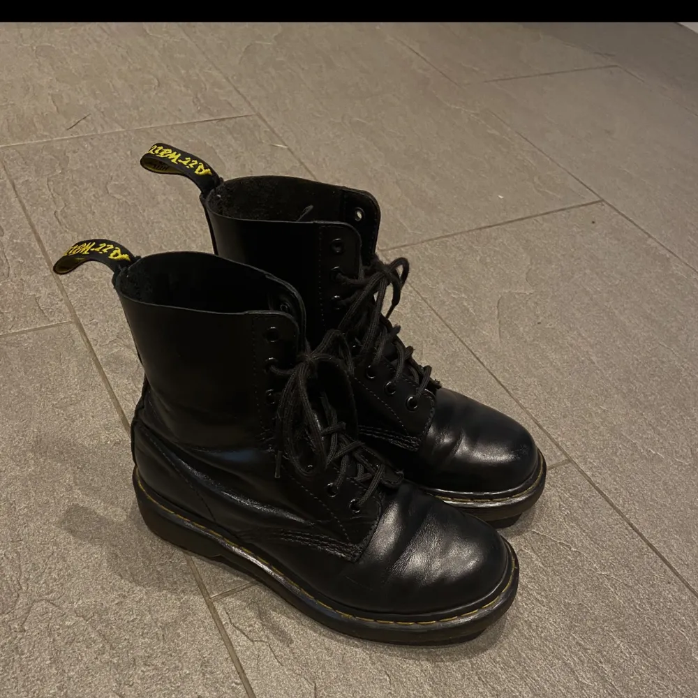 Säljer mina dr martens i hyfsat nyskick. Skorna är använda men inga defekter förutom ett litet skav längst fram på skon. Se bild två🌷Hör av er vid frågor! . Skor.