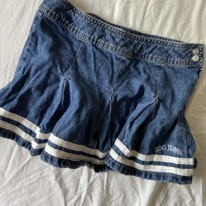 Urban Outfitters mini skirt - Använd några gånger, väldigt fint skick. Mini jeans kjol med vita detaljer. 