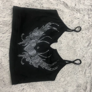 Croptop - En svart croptop med små diamanter på från butiken romwe, säljer den för att den var lite för stor för mig, så den är bara testad.