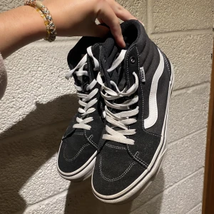 Vans skor  - Höga Vans skor som stått i garderoben allt för länge. Har inte använts mer än 5 gånger