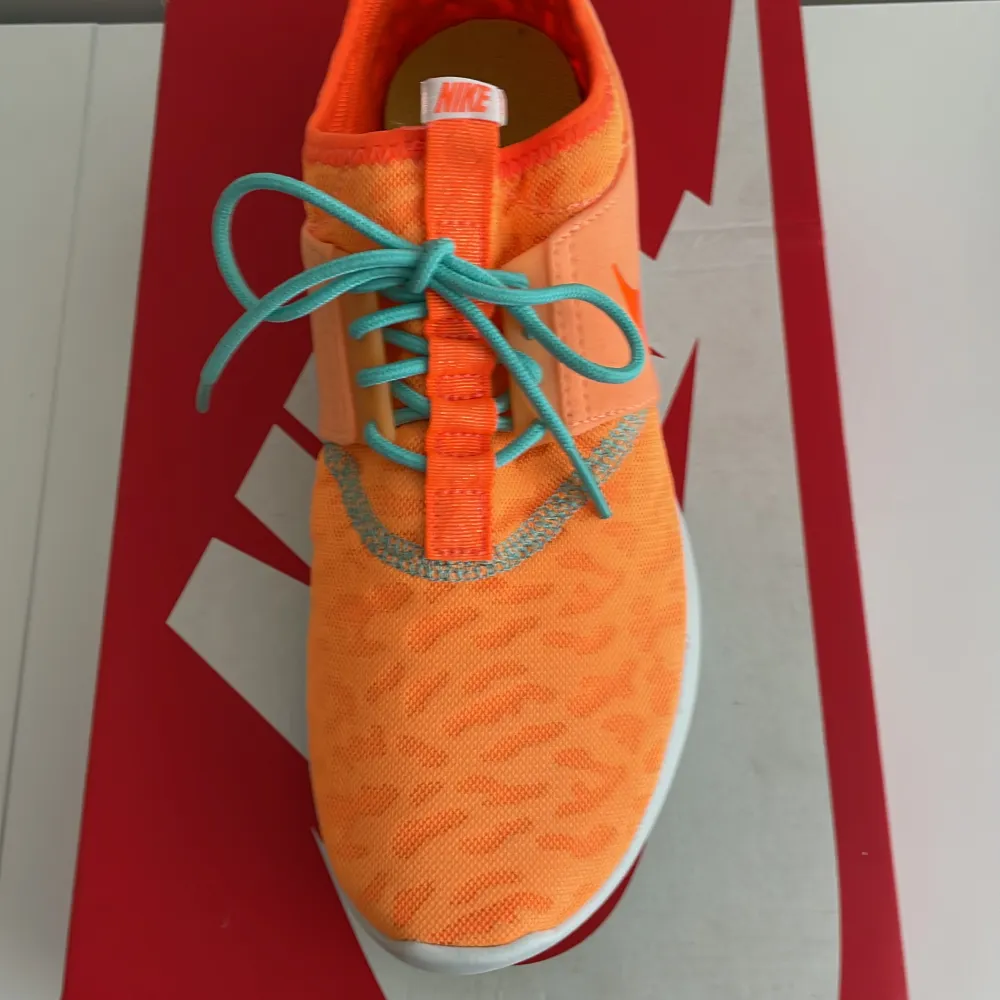 Oanvända träningsskor från nike i storlek 40.5 i en härlig, uppiggande orange färg. Perfekta för träning på gymmet eller till vardags. . Skor.