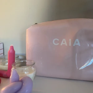 Caia necessär💕 - Bra skick, säljer då jag redan har en💕BUDAAA🫶🏻