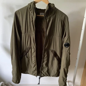 cp kompany jacka - Snygg cp-kompany jacka perfekt för höst och vinter. Storleken är 48 vilket motsvarar M/L  Knappt andvänd scick 9/10  dm mer bilder/frågor 🤞