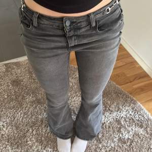 Säljer mina fina lågmidgade jeans ifrån shein som inte kommer till användning längre perfekt skick🩷