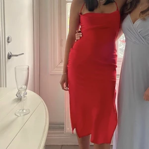 Asos klänning  - Säljer denna då den inte kommer till användning, jätte fin och endast använd en gång ❤️