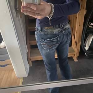Ett par diwa jeans , nytt skick , de är lite för stora för mig , har bara använt de en gång , hör av dig om du är intresserad 