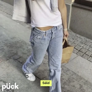 snygga jeans!! - Lånad bild!! Men de är lika dana!  jätte snygga jeans från weekday i modellen arrow low💞ny pris 500-600kr, säljer för 120kr💞💞