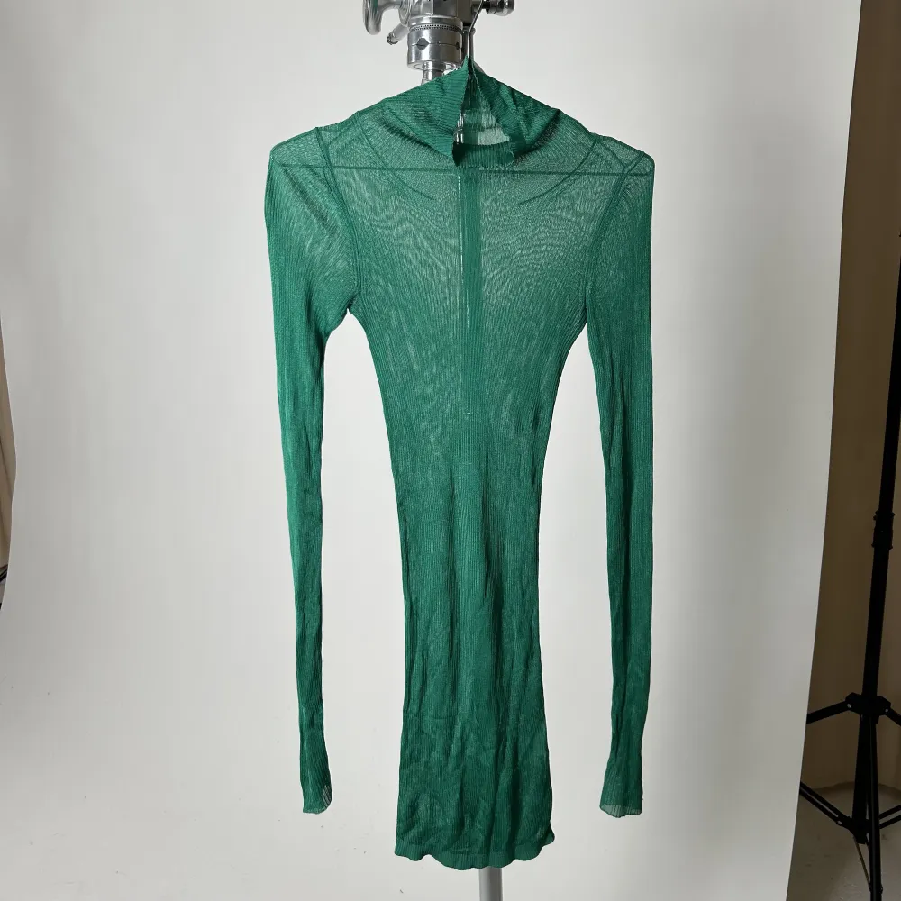 Cool klänning från Acne Studios i grönt✨jätte skönt material. Klänningar.