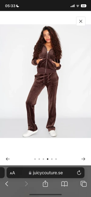 Juicy couture dress  - Juicy couture dress  Använda men i  gott skick med en  Alltid tvättad enligt rekommendationerna  Köpt på Jackie,för 2500kr Byxorna kosta 1200 Och koftan 1300kr vissa defekter  Inga hål eller fläckar, Storlek L men den passar nån som har m också