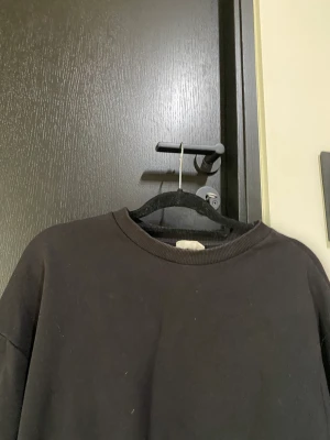 Svart sweatshirt  - Svart sweatshirt från gina i storlek S, 50kr