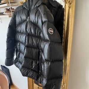 Colmar jacka  - Säljer en dunjacka ifrån Colmar i nyskick. Köptes för 4999kr säljer för 2500kr. Den är i svart och är strl 16y vilket motsvarar XS/S