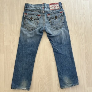 Trueys - Säljer dessa för dom är alldeles för små för mig. Skulle nog säga att om du är under 170 så passar dom nog bra. Skriv för fler frågorrrrr