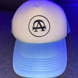 All Caps Keps (Ljusblå) - Näst intill oanvänd all caps keps (använd ett fåtal gånger), anpassningsbar i storlek. Riktigt fin och tvättas innan frakt om så önskas:)