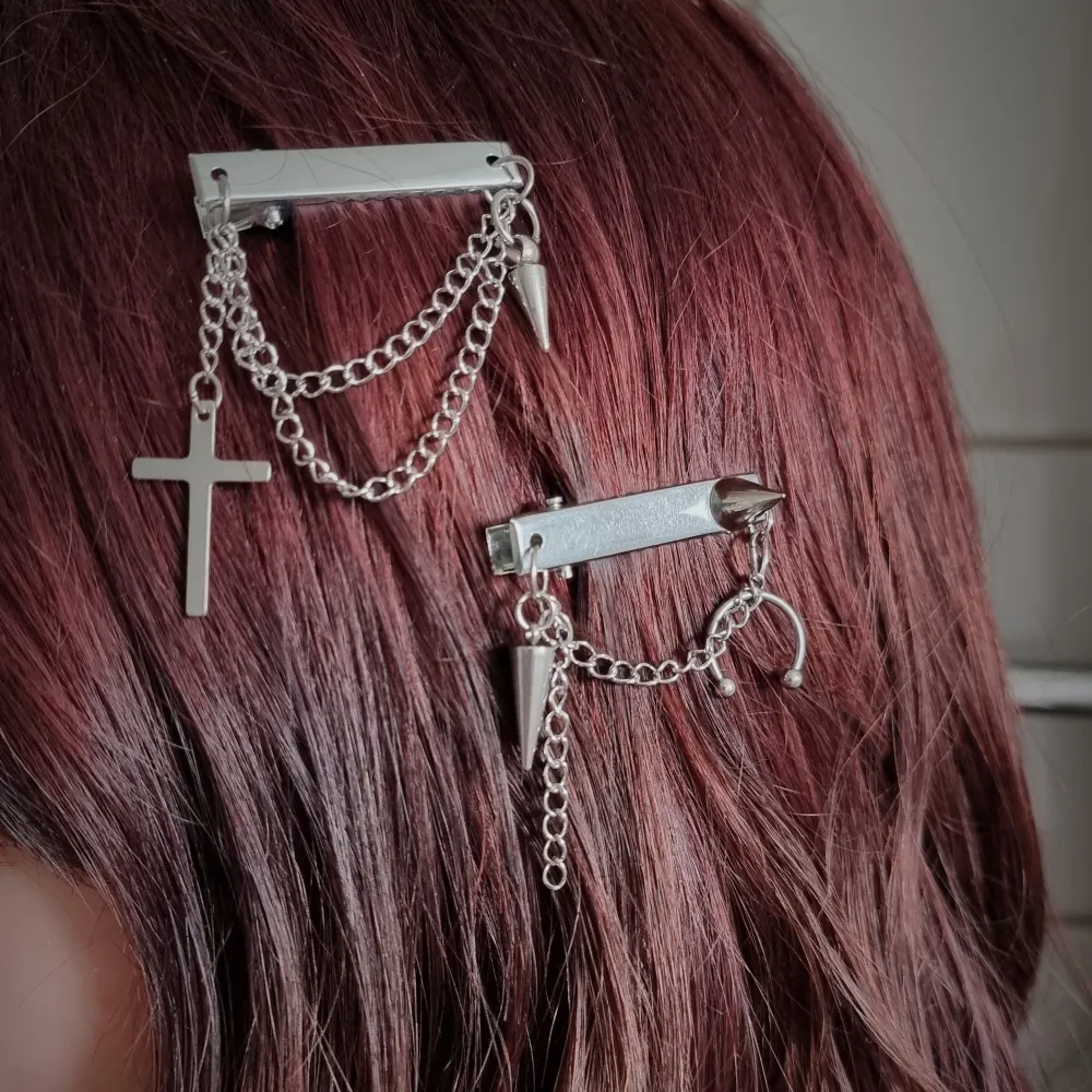 Unik handgjorda metall hårklämmor 🎀. Material:zinklegeringar,plast och, rostfritt stål.. Accessoarer.