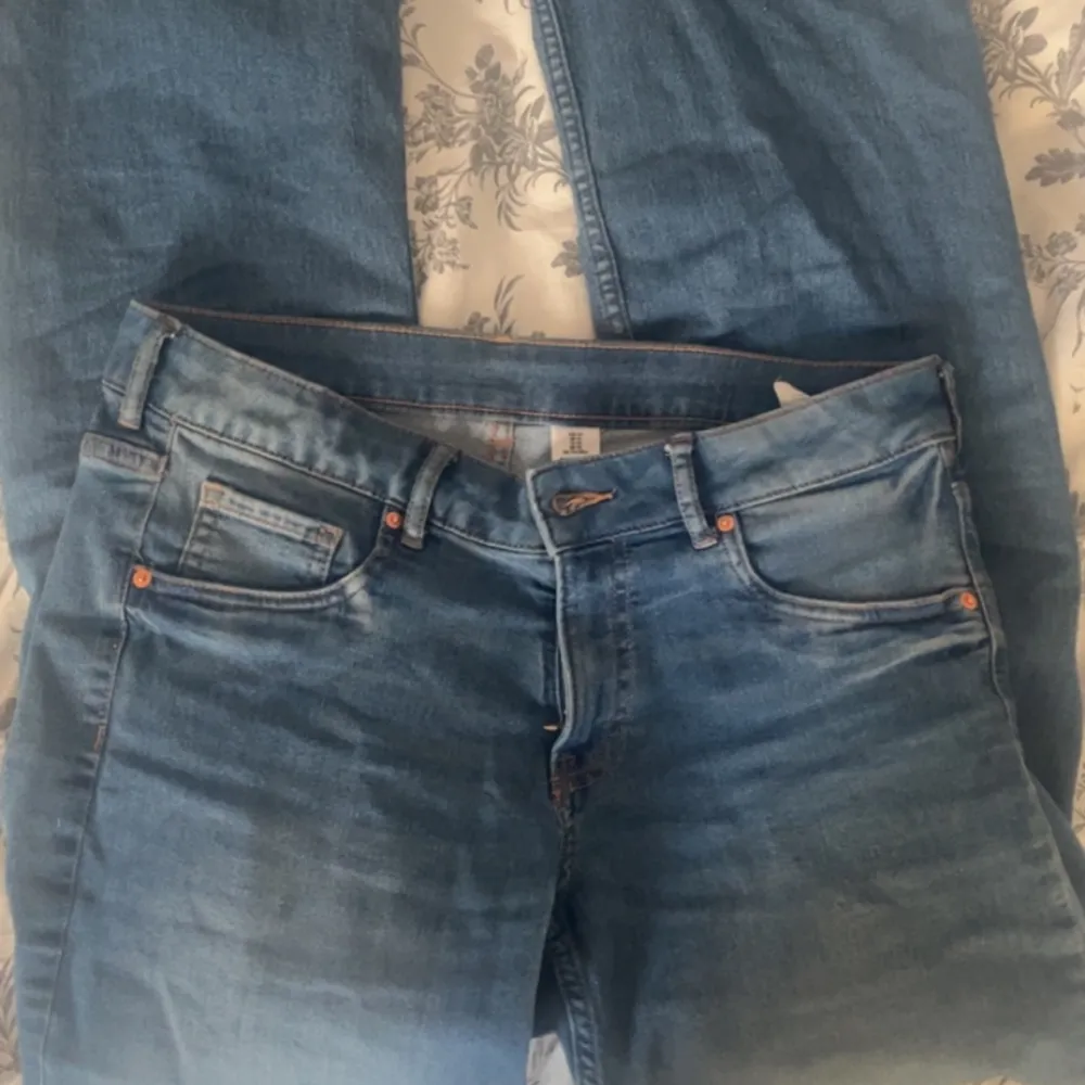 Köpte från H&M i modellen ”bootcut low waist” jag köpte dem för 300/400kr Inga tecken på användning💖 Jag e 170cm ungefär Kontakta för mer bilder, frågor osv💖💖. Jeans & Byxor.