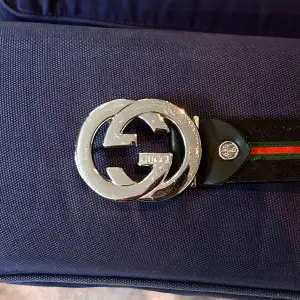 Gucci bälte A-kopia. Svart med GG text och röd/gröna sträck