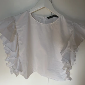 zara blus - söt zara blus som inte kommer till användning längre!!🩷jättebra skick och fin överlag!🩷butikspris 219 kr!😍