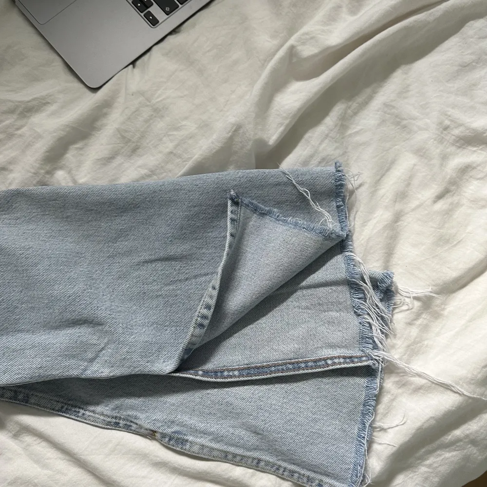 säljer mina assnygga jeans från Gina då ja redan har så många blå jeans. Storlek 38 och har en slits längst ner. Nypris 399kr säljer för 150kr❤️. Jeans & Byxor.