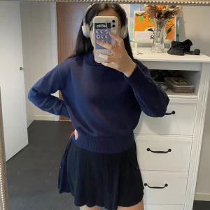 Stickad marinblå tröja - Stickad marinblå tröja från HM i storlek XS. Sitter dock inte så tight så passar även S. Den är i fint skick men lite nopprig.