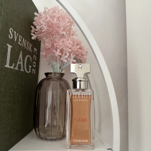 Eternity Flame CK - Calvin Kleins eternity flame parfym i 50 ml. Sprutad 2-3 gånger. 