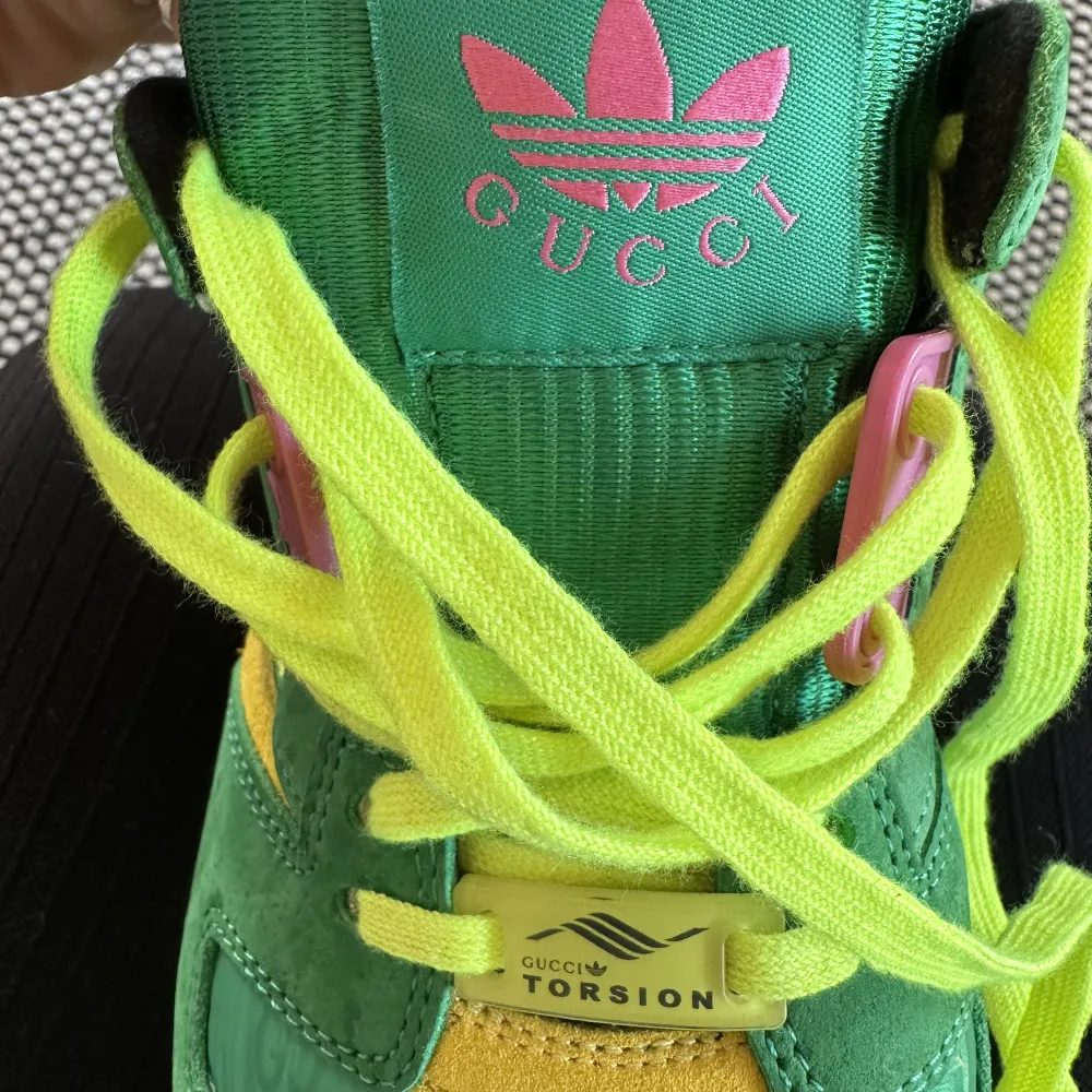 Slutsålda sneakers från samarbete mellan Gucci och Adidas. Använda en gång, i jättebra skick. Säljes med originalbox och skopåsar. . Skor.