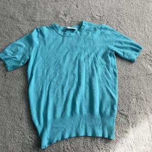 Blå finstickad tshirt  - Säljer denna super härliga tshirten från zara som är finstickad🤩 Skriv till mig innan du köper plagget!!!