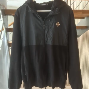 J Lindeberg cardigan - En fin cardigan som jag inte använder. Inga märken eller flaws. Min kamera är sönder så ser lite solblekt ut skriv flr bättre bilder.