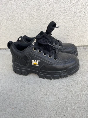 Caterpillar svarta skor - Svarta läderskor från cat catarpillar. Tjock gummisula, de har även gummi på överdelen. Märkta som 36 men upplever dem som en bred 37. Är i bra skick 👟🍀✨