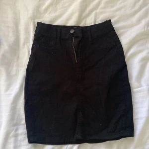Svart jeans kjol  - Mycket bra skick, inga defekter. Från Gina tricot, perfect jeans i modellen ”Molly”