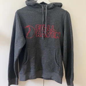 Fjällräven Huvtröja  - Fjällräven hoodie. Börjar bli lite smått noppig. 
