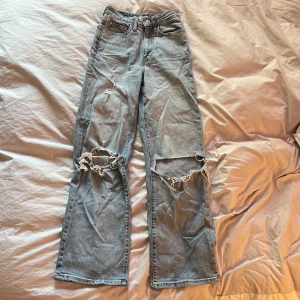  Utsvängda byxor / mid waist  - Säljer mina byxor för har växt ur dom. Dom är jätte fina sitter bra. Stoleken på buxorna är XS / 32