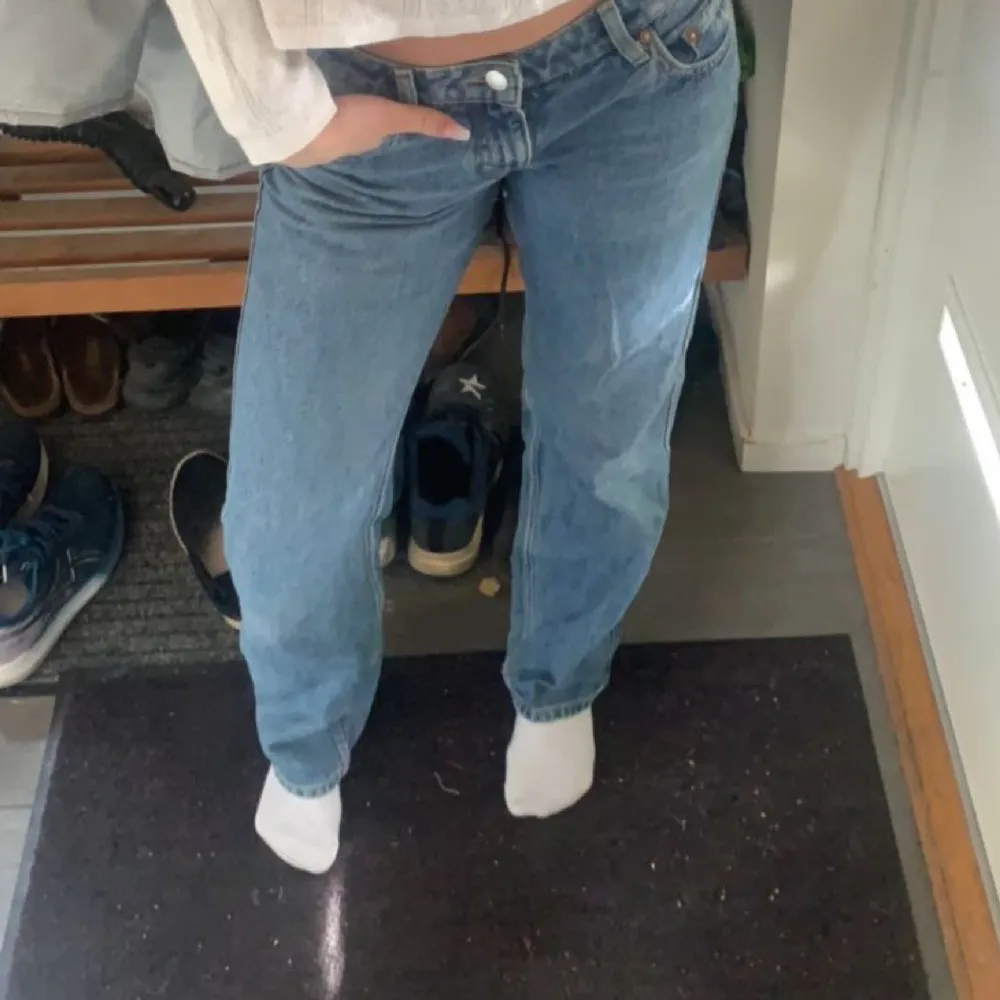 Blåa jeans från weekday i modellen arrow. De är i bra skick och använda ett fåtal gånger. Säljer pga de inte kommer till användning💗💕. Jeans & Byxor.
