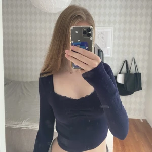 Marinblå tröja - Marinblå jättefin tröja! Storleken står tyvärr inte kvar men den passar en XS/S🫶🏼