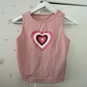 Rosa croptop - En rosa croptop i storlek XS, från Shein💖 Endast använd fåtal gånger, nyskick. Skriv för mer bilder💞