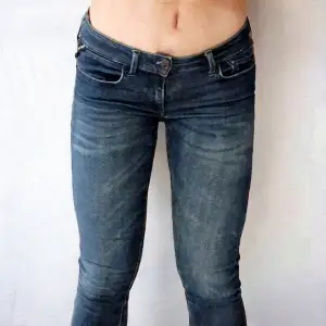 Super-lågmidjade jeans från REPLAY i äkta Y2K-stuk. Storlek W28 L30. Midjemått rakt över 36,5cm (stretchiga) innerbensmått 76cm. Använd gärna köp-knappen 💖💖💖