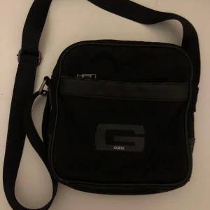 Guess axelväska - Knappt använd guess axelremsväska, rymmer en del ändå
