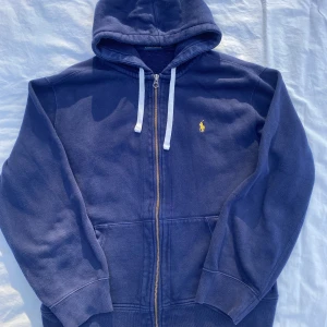 Ralph lauren hoodie - Hoodie från Ralph lauren säljes as billigt. Skick 9/10. Inga fläckar eller defekter. Storlek XL men passar bra på mig som brukar ha L.