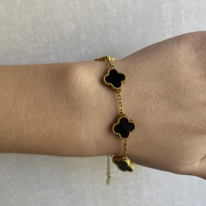 treklöver armband  - mycket bra skick, guldlpläterad 18 k. läs gärna min bio innan ni kontaktar mig