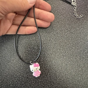 Halsband hello Kitty  - Nytt halsband med hello Kitty cerise 