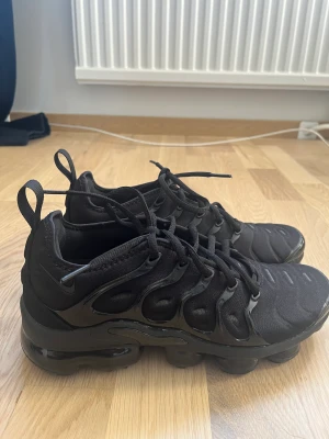 Nike air vapormax  - Jag säljer mina Nike vapormax som är använda kanske 2-3 ggr. Dem är i perfekt skick förutom undersulan som kan ha lite repor. Jag säljer dem då de är för små för mig och en familjemedlem råkade kasta kartongen. Jag har storlek 39/40 så rekommenderar 38/39