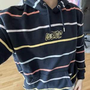 Märkes hoodie  - En cool hoodie från märket Wesc 