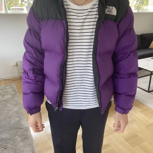 The North Face puffer jacket - Säljer nu min The north face jacka pågrund av att den inte kommer till användning. Jackan är använd 1 vinter och är så gott som i nyskick utan något slitage. Köpt från deras egna hemsida för 3200kr. Priset kan diskuteras, hör av er om ni är intresserade👍🏼