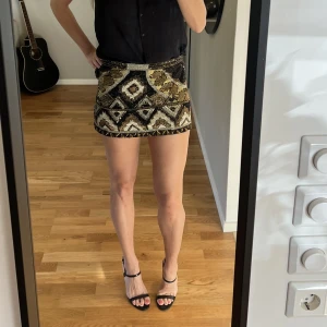 Hunkydory paljettkjol  - Fantastiskt fin kjol från hunkydory, endast använd 6-7 gånger. Fint skick förutom 5-6 paljetter som lossat men kan enkelt fästas på plats igen. Storlek XS,  jag köpte den för  3000kr.