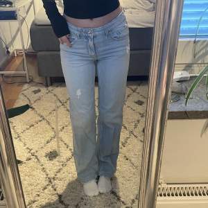 Blåa jeans från Gina Tricot young i storlek 152 men sitter som en xs, jag är 155 och jeansen går till marken på mig. Bra kvalite och knappt använda 💓